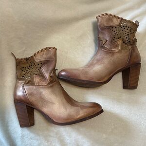 Rebels 9.5 Leather Booties Star Perforated Design Distressed Style